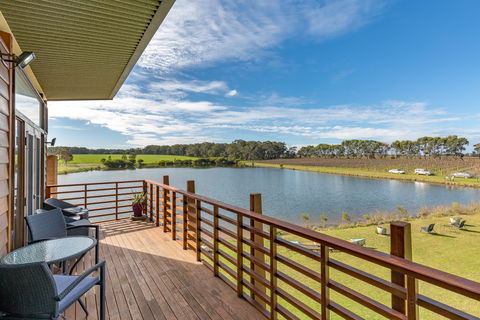 Bettenay's Lakeside Chalets And Luxury Spa Apartment - Accommodation Redcliffe 1