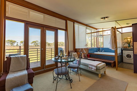 Bettenay's Lakeside Chalets And Luxury Spa Apartment - Accommodation Redcliffe 2