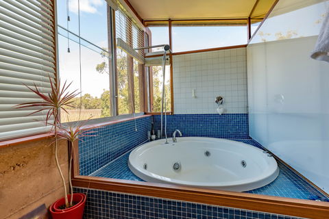 Bettenay's Lakeside Chalets And Luxury Spa Apartment - Accommodation Redcliffe 3