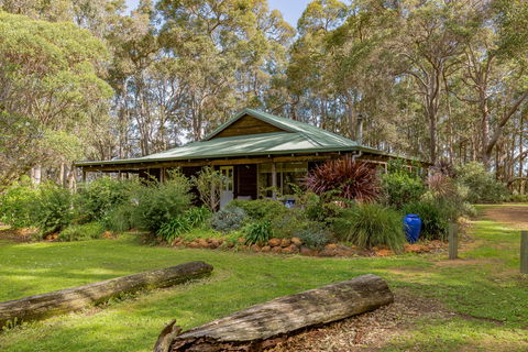 Bettenay's Lakeside Chalets And Luxury Spa Apartment - Accommodation Redcliffe 4