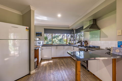 Bettenay's Lakeside Chalets And Luxury Spa Apartment - Accommodation Redcliffe 5