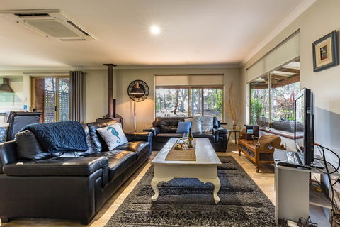 Bettenay's Lakeside Chalets And Luxury Spa Apartment - Accommodation Redcliffe 6
