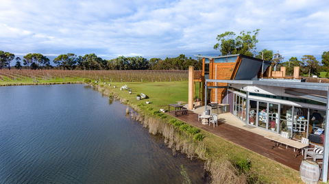 Bettenay's Lakeside Chalets And Luxury Spa Apartment - Accommodation Redcliffe 7