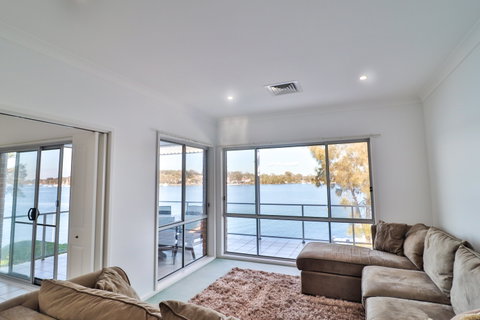 El Lago Jetty - Accommodation Redcliffe 1