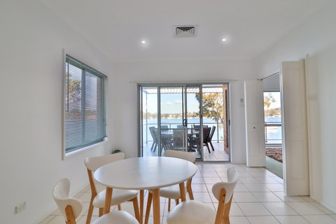 El Lago Jetty - Accommodation Redcliffe 2