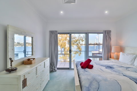 El Lago Jetty - Accommodation Redcliffe 4