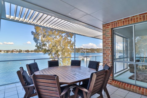 El Lago Jetty - Accommodation Redcliffe 7