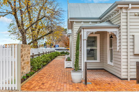 Grandview Accommodation - The Elm Tree Apartments - Accommodation Redcliffe 0