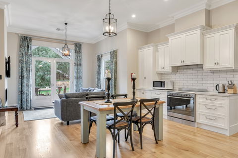 Grandview Accommodation - The Elm Tree Apartments - Accommodation Redcliffe 5