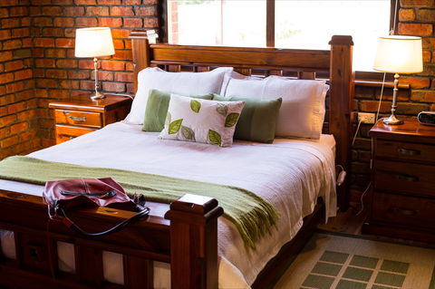 The Creek Cottage - Accommodation Redcliffe 1