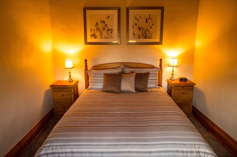 The Creek Cottage - Accommodation Redcliffe 2