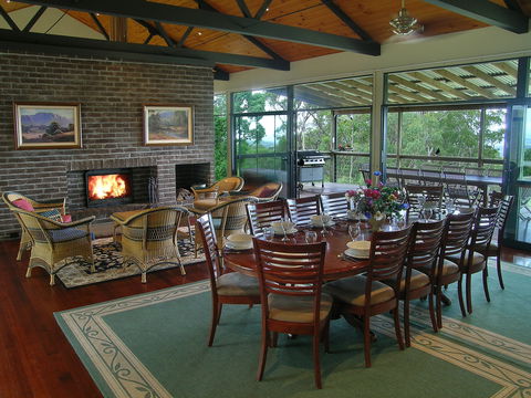 Banjos Bushland Retreat - Accommodation Redcliffe 1