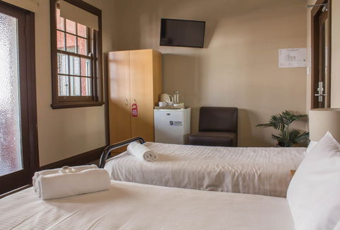 Campsie Hotel - Accommodation Redcliffe 3