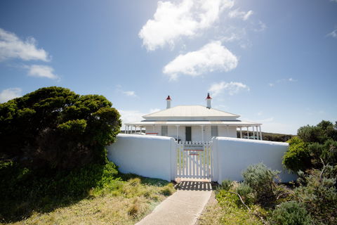 Cape Nelson Lighthouse - Accommodation Redcliffe 2