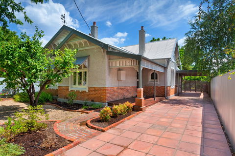 Crisp Street Cottage - Accommodation Redcliffe 0