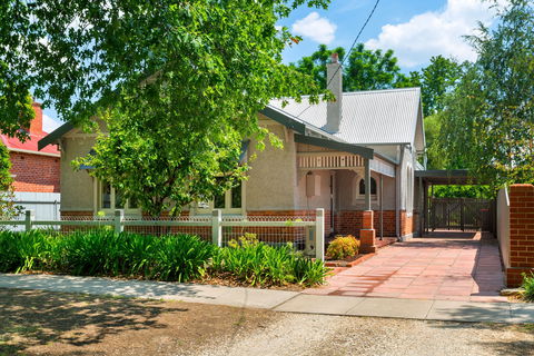 Crisp Street Cottage - Accommodation Redcliffe 1