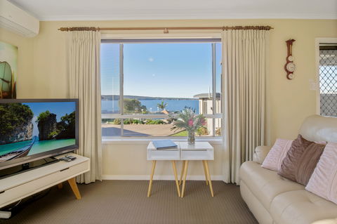 Eagle Heights Holiday Units - Scenic Unit - Accommodation Redcliffe 4
