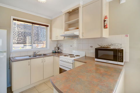 Eagle Heights Holiday Units - Scenic Unit - Accommodation Redcliffe 6