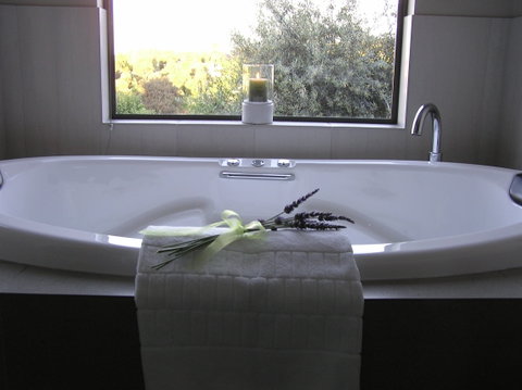StoneTryst Spa Villas - Accommodation Redcliffe 10