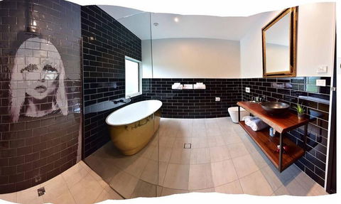 Boogie Woogie Beach House - Accommodation Redcliffe 1