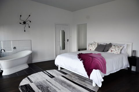 Hickory Moon - Accommodation Redcliffe 1