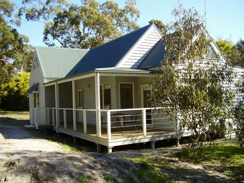 Hooked Inn Cottages - Accommodation Redcliffe 0