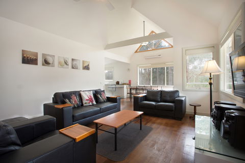 Hooked Inn Cottages - Accommodation Redcliffe 1