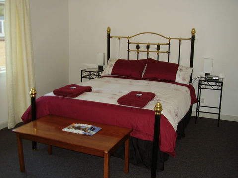 Hooked Inn Cottages - Accommodation Redcliffe 2