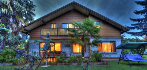 Lakeside Chalet - Accommodation Redcliffe 0
