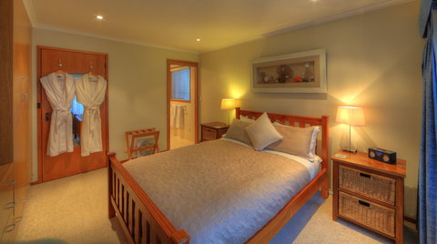 Lakeside Chalet - Accommodation Redcliffe 1