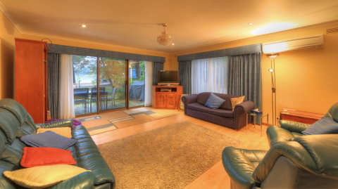 Lakeside Chalet - Accommodation Redcliffe 2