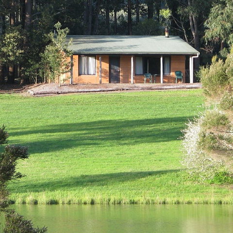 Pemberton Lake View Chalets - Accommodation Redcliffe 0