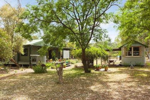 Red Tractor Retreat - Accommodation Redcliffe 1