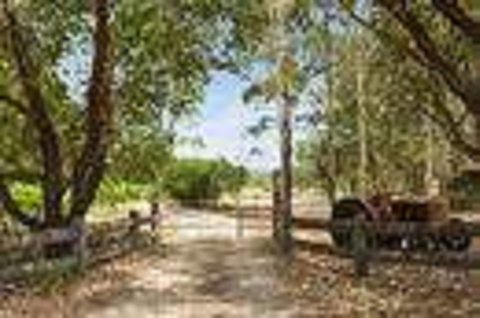 Red Tractor Retreat - Accommodation Redcliffe 2