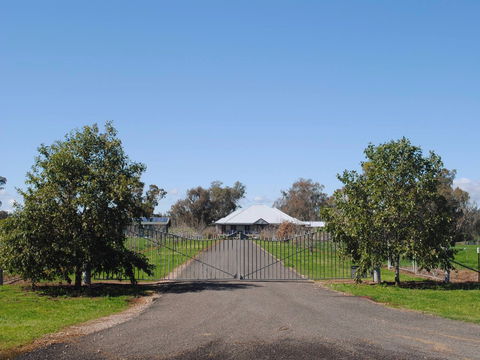 Riverside Farm Retreat B And B - Accommodation Redcliffe 2