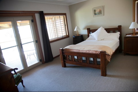 Tracks End Retreat - Accommodation Redcliffe 2