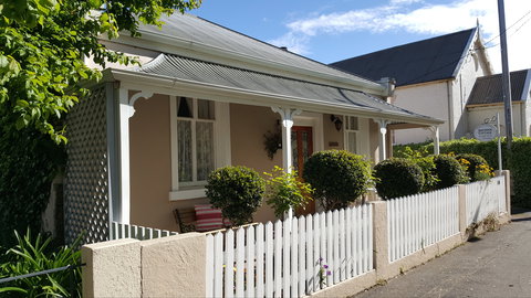 Arendon Cottage - Accommodation Redcliffe 0