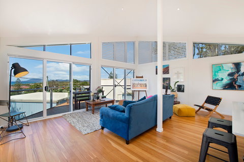 Arty Beach House At Lighthouse Beach - Accommodation Redcliffe 1