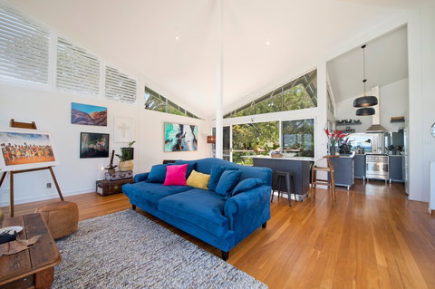 Arty Beach House At Lighthouse Beach - Accommodation Redcliffe 2