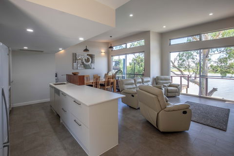 Greenbanks - River Shack Rentals - Accommodation Redcliffe 2