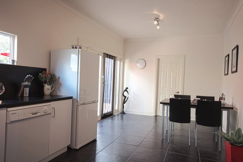 Lottes Cottage - Accommodation Redcliffe 2