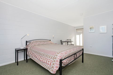 Peterborough House & Motel - Accommodation Redcliffe 1