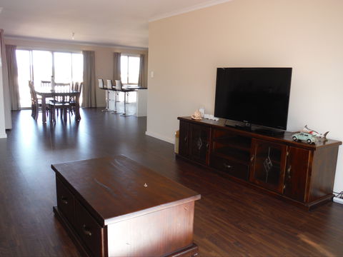 Robbo's - Accommodation Redcliffe 2