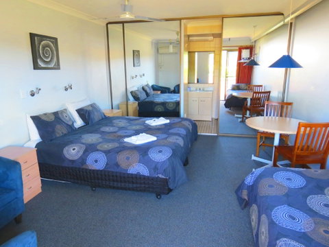 Sisleys Motel - Accommodation Redcliffe 0