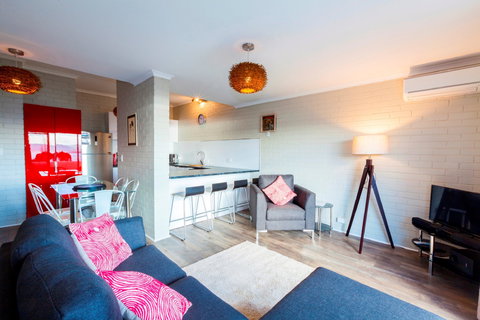 Summit 11 - Accommodation Redcliffe 1