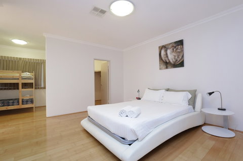 Antonas Verandah Apartments - Accommodation Redcliffe 5