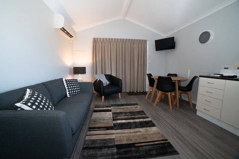 Bridport Beach Cottages - Accommodation Redcliffe 1