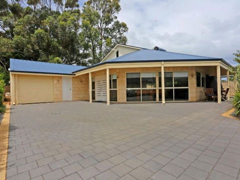 Falcon By The Bay - Accommodation Redcliffe 1