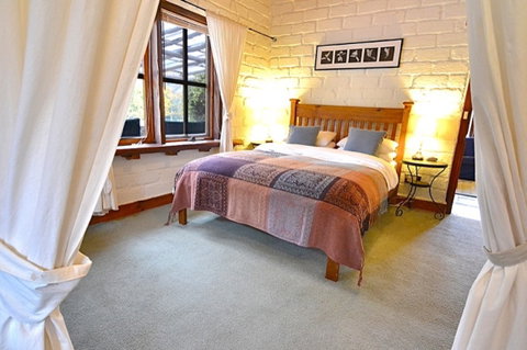 Feathertop Retreat - Accommodation Redcliffe 2