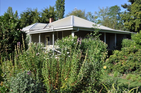 Honeysuckle Cottage - Accommodation Redcliffe 0